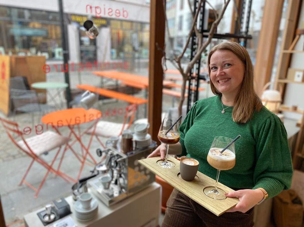 Ekstra god kaffe Kokko kaffe te Stavanger Museumskafeer på Jæren Kaffe på vei opp en trapp i vinglass, som en espresso martini