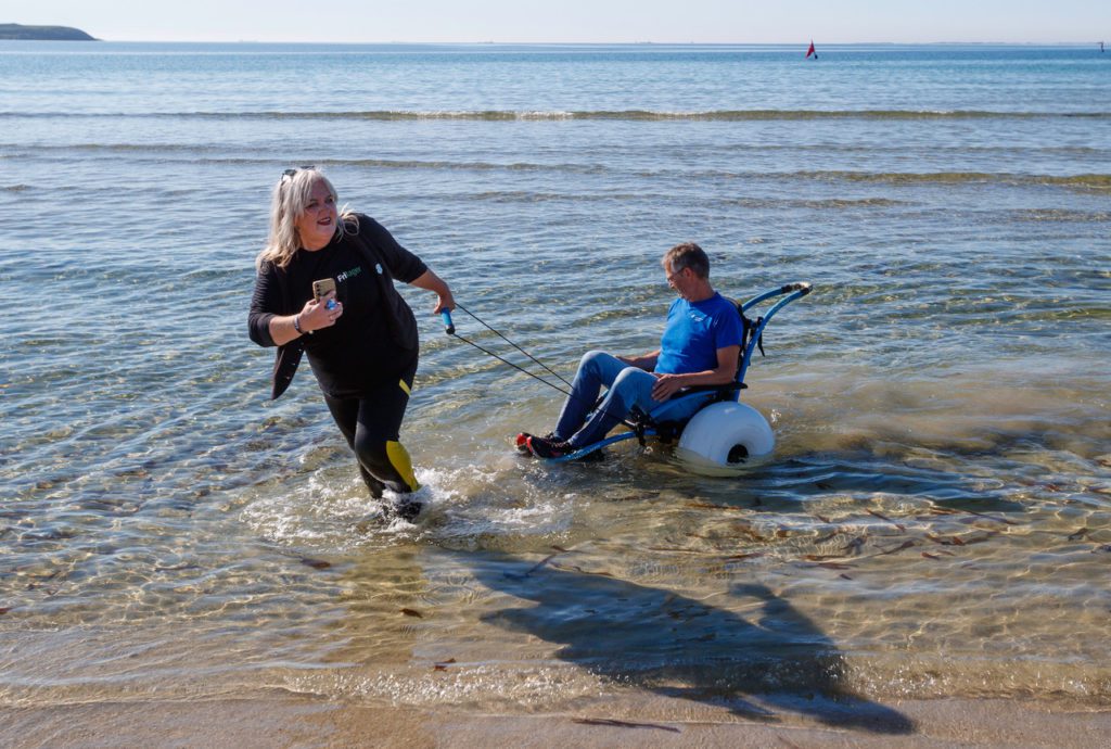 tilrettelagt friluftsliv på Jæren, strandvogn i sjøen blir dradd av kvinne mens mann sitter i vogna. 