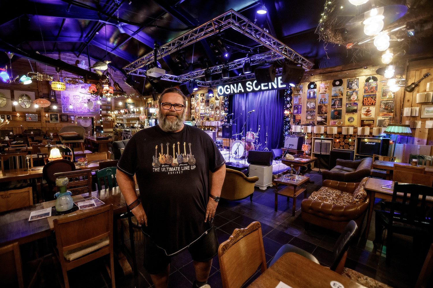 Ogna scene med eier Stokkeland i front. Stort skilt i bakgrunnen. Ogna Gje Jazz